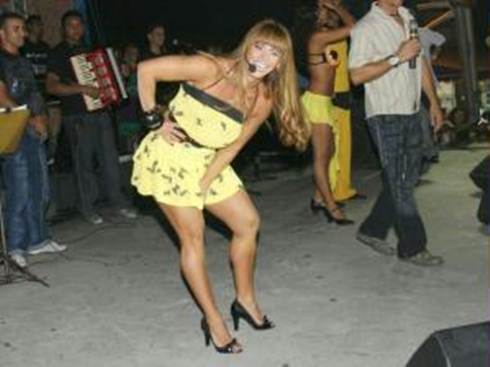 Viviane Araújo da Playboy e da Sexy para carreira de forró