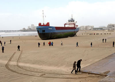 Curiosidades: Foto de Navio Enorme Encalhado na Areia