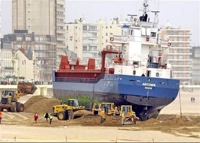 Curiosidades: Foto de Navio Enorme Encalhado na Areia