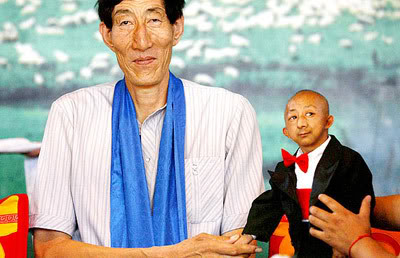 Contraste: O Maior e o Menor Homem do Mundo!