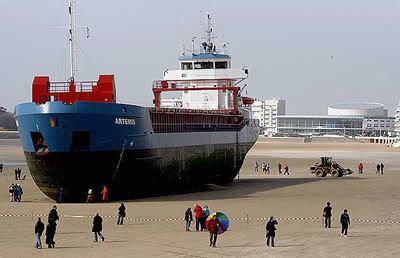 Curiosidades: Foto de Navio Enorme Encalhado na Areia