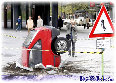 Carro Afundado no Concreto Assusta Alemães