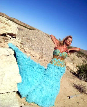 Fotos Sensuais da Karina Bacchi no Deserto