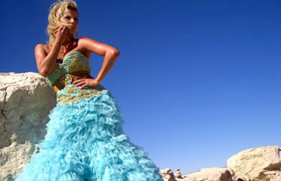 Fotos Sensuais da Karina Bacchi no Deserto