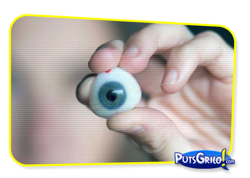 Vídeo Assustador: Garota tirando o olho de vidro