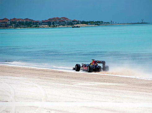 Vídeo: Carro de Fórmula 1 na Praia