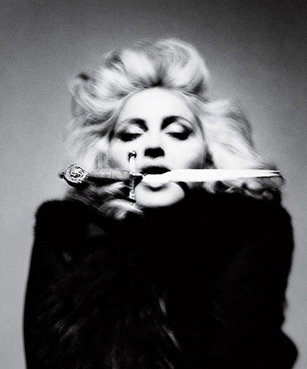 Fotos: Madonna Posa com Crucifixo