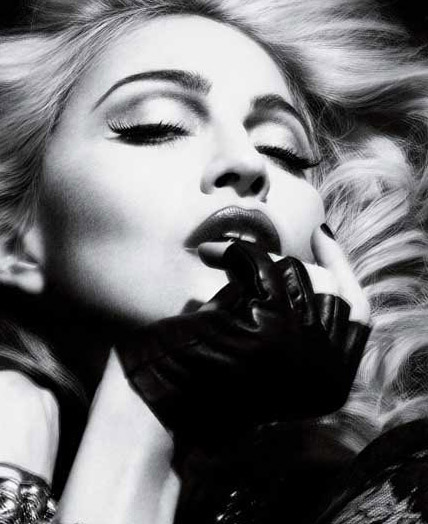 Fotos: Madonna Posa com Crucifixo