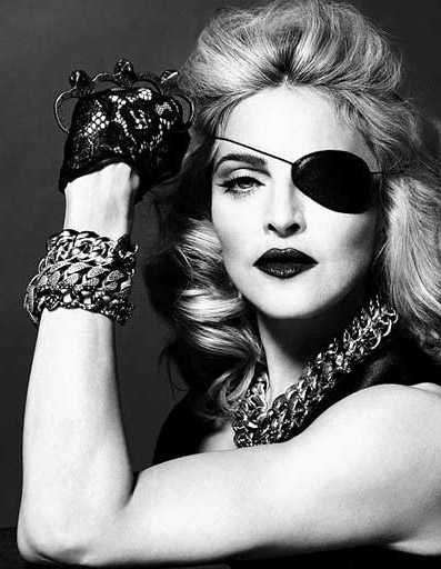 Fotos: Madonna Posa com Crucifixo