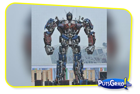 Fotos: Optimus Prime [Transformers] Feito de Peças de Carros