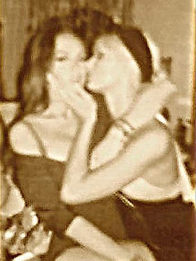 Flagra: Lindsay Lohan Beijando Paris Hilton na Boca