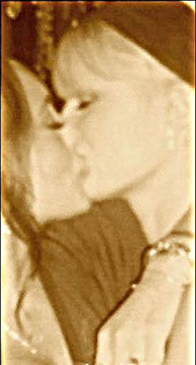 Flagra: Lindsay Lohan Beijando Paris Hilton na Boca