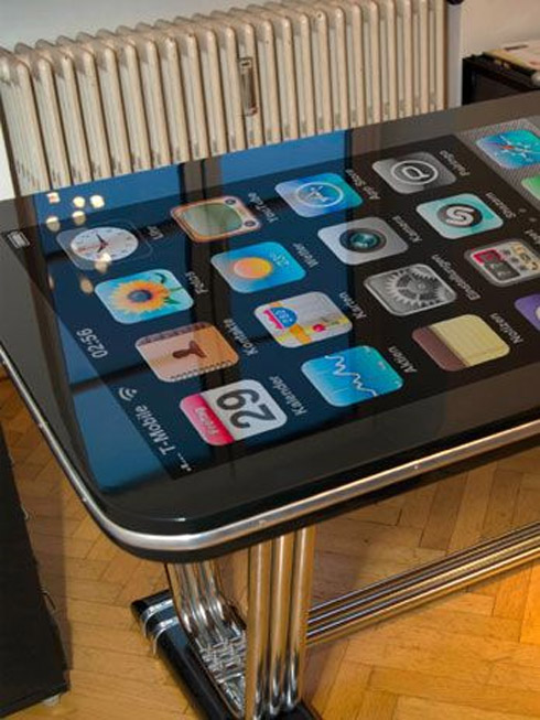 Montagem: iPhone-Mesa de 58 Polegadas