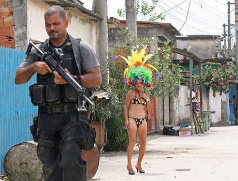 Foto do Dia #3: Polícia do Rio de Janeiro Surpreende Moradores