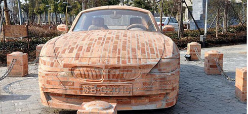 Carro Feito de Tijolos na China