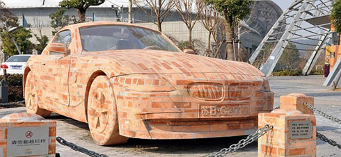 Carro Feito de Tijolos na China