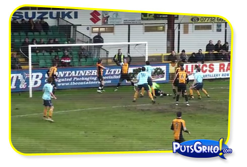 Zagueiro Pensa que é Goleiro no Futebol Inglês [Vídeo]