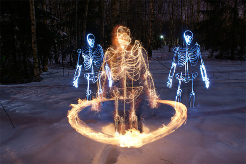 Fotos de esqueletos pintados com luz [light painting]