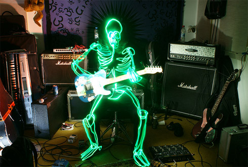 Fotos de esqueletos pintados com luz [light painting]