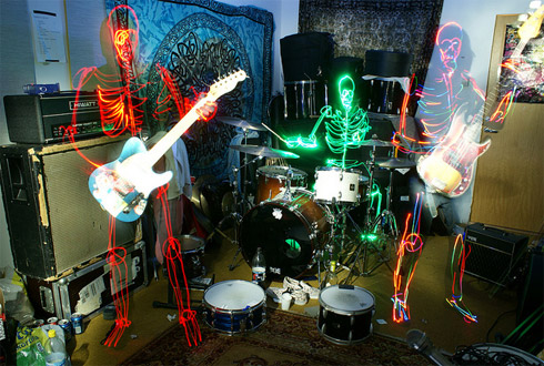 Fotos de esqueletos pintados com luz [light painting]