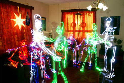 Fotos de esqueletos pintados com luz [light painting]