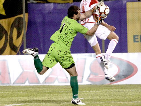 Goleiro homenageia heróis de desenhos animados no uniforme