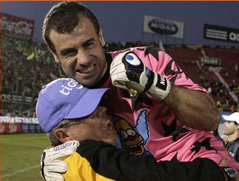 Goleiro homenageia heróis de desenhos animados no uniforme