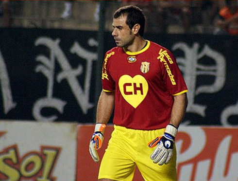 Goleiro homenageia heróis de desenhos animados no uniforme