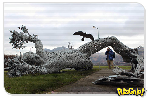 Escultura humanóide atropelada na Escócia