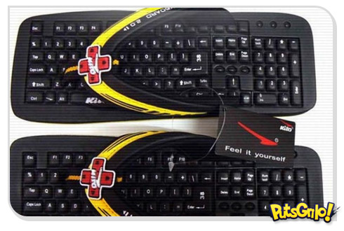 Chinelo em forma de teclado de computador