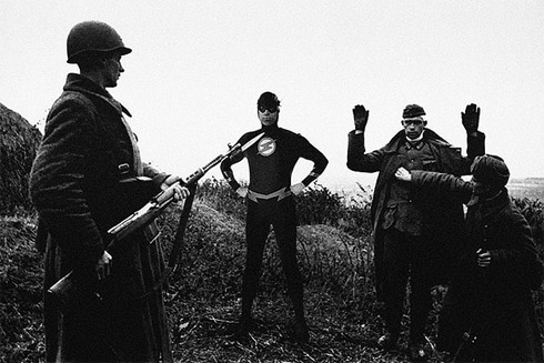 Super-heróis em montagens de fotos históricas