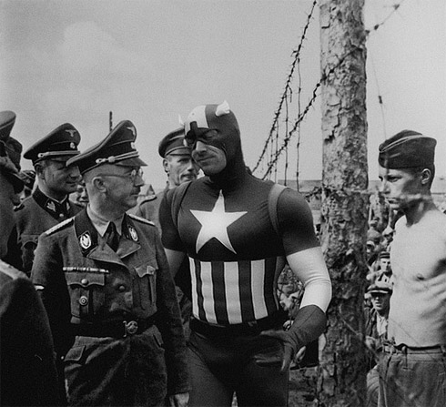 Super-heróis em montagens de fotos históricas