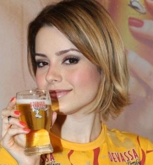 Sandy é a nova musa da cerveja Devassa