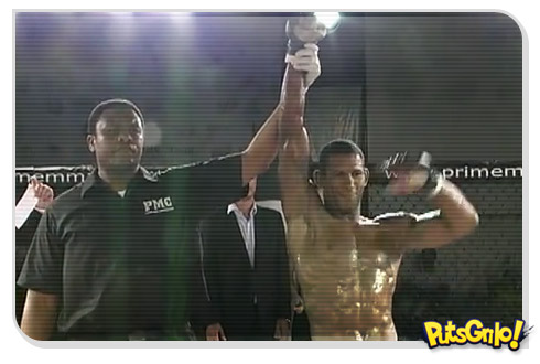 Lutador de MMA vomita no ringue