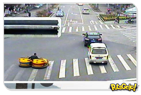 Flagra: Chinês dirige carros de bate-bate nas ruas
