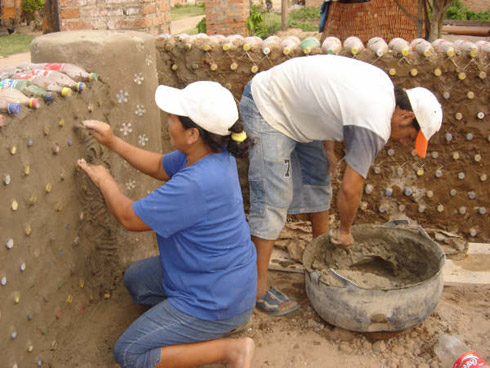 Casa ecológica feita com garrafas PET