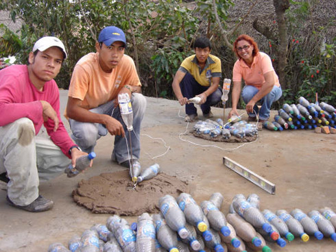 Casa ecológica feita com garrafas PET