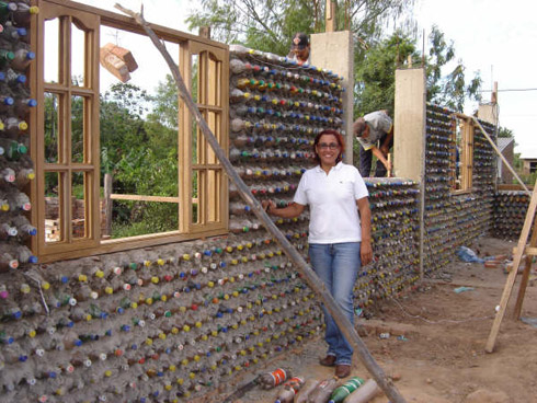 Casa ecológica feita com garrafas PET