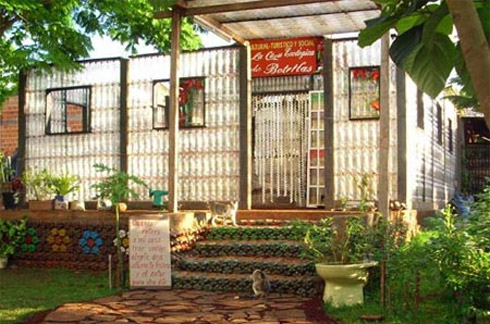 Casas feitas de material reciclado