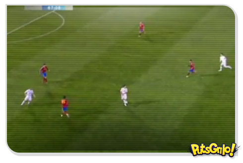 Jogador de futebol da República Theca leva drible da bola