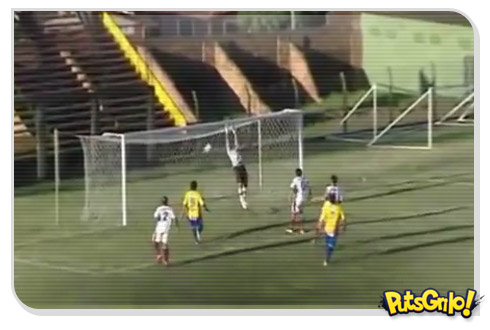 Gol incrível de chutão de goleiro no Paraguai