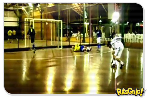Atacante perde gol incrível