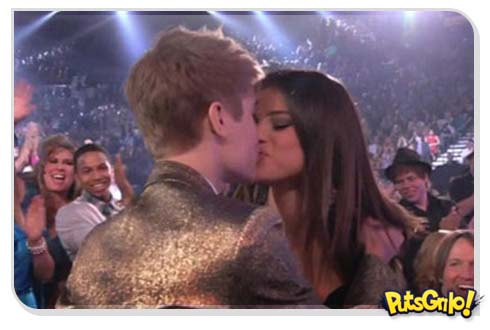 Justin Bieber e Selena Gomez trocam selinho em premiação