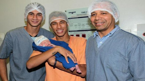 Neymar-segura-o-filho-Davi-Lucca