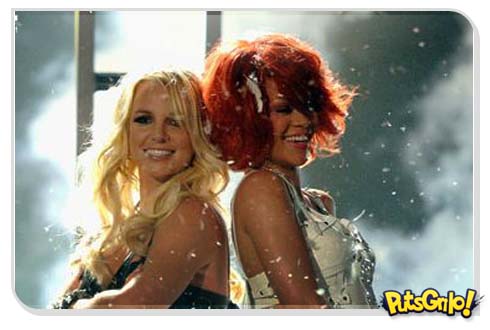 Rihanna e Britney Spears cantam juntas em premiação