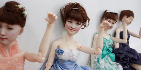 Bonecos japoneses com cabeças realistas