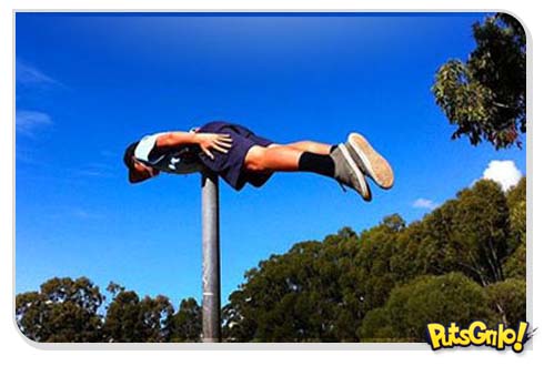 Planking: Ficar parado reto como uma tábua é febre na Austrália