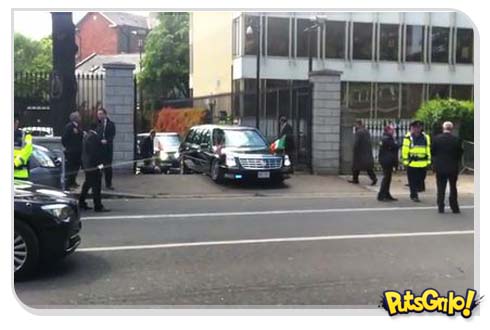 Barack Obama: Limousine do presidente fica presa na lombada