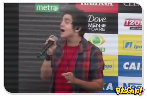 Luan Santana canta Hino Nacional e é vaiado na Fórmula Indy