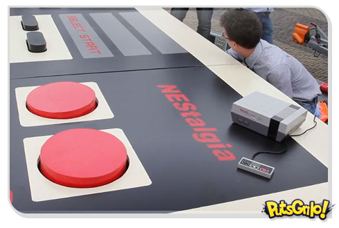 Nintendo 8 bits ganha joystick gigante